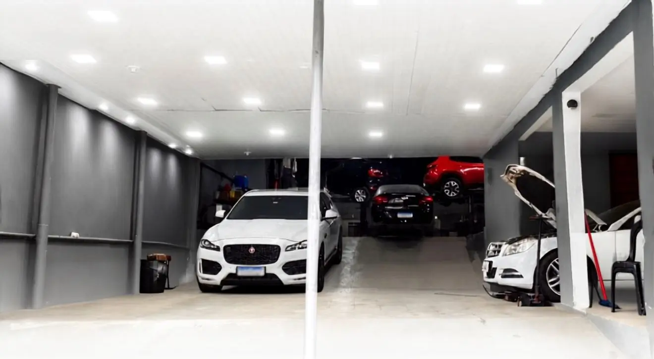 Interior da oficina com equipamentos de diagnóstico